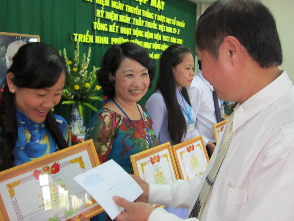 Giám đốc Sở trao bằng khen cho cá nhân có thành tích [Desktop Resolution].jpg